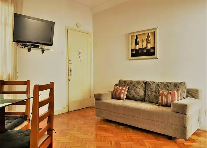 Apartamento Com Dois Quartos Na Orla De Copacabana
